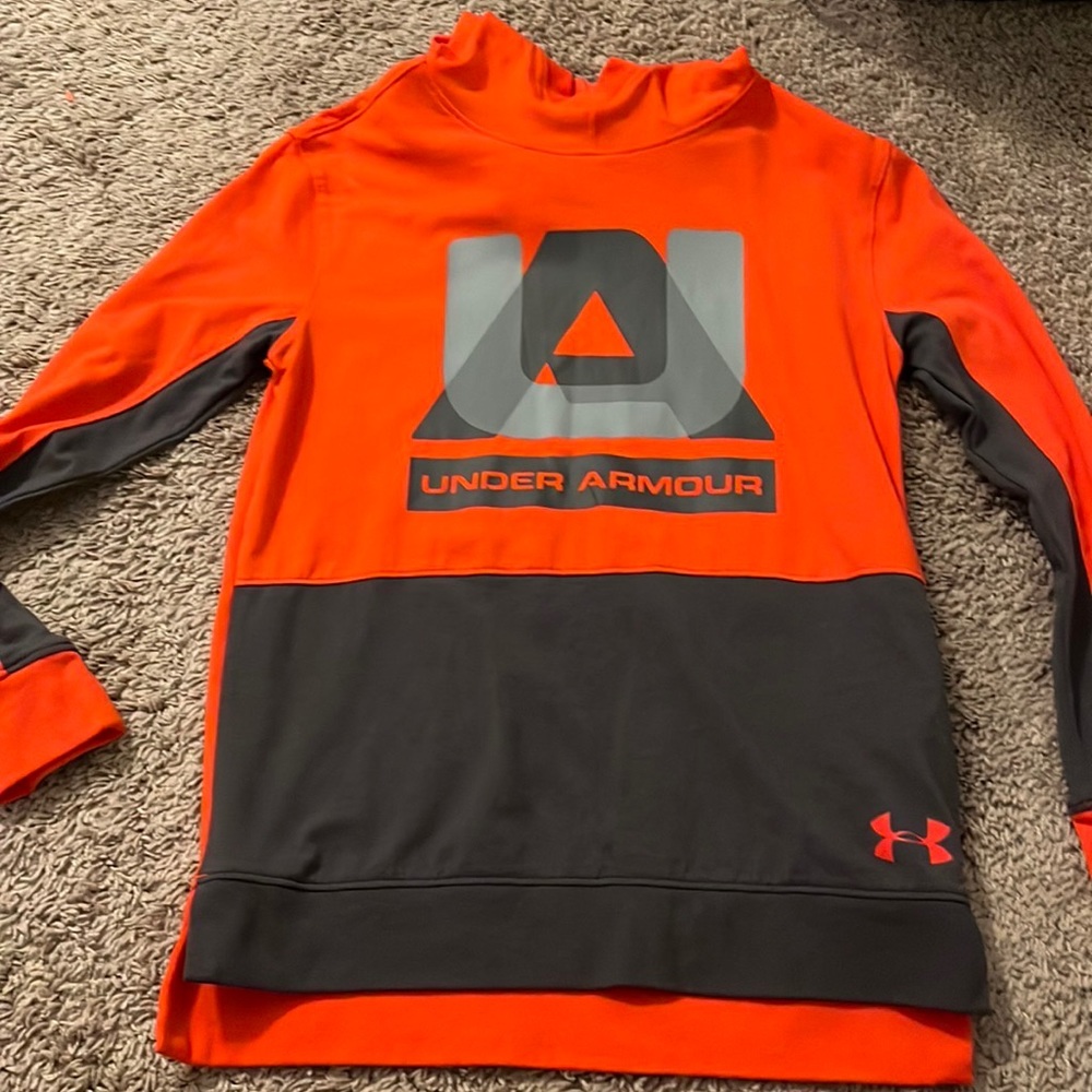 hooded under armour pull over